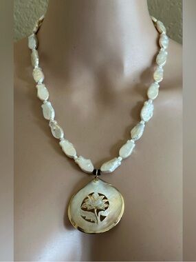 Mother of Pearl Floral Pendant Necklace - White